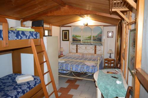 Habitación con litera y dormitorio con escalera. en B&B Il Giardino Segreto, en Stromboli