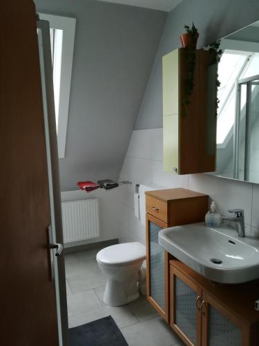 a bathroom with a toilet and a sink at bei Maria + Kalle in Schortens