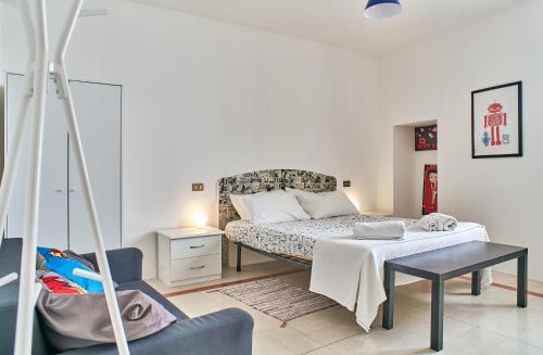 1 dormitorio con cama y columpio en Colorato e vivace bilocale, en Lucca