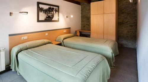 Un pat sau paturi într-o cameră la Allotjament Rural Cal Miquel