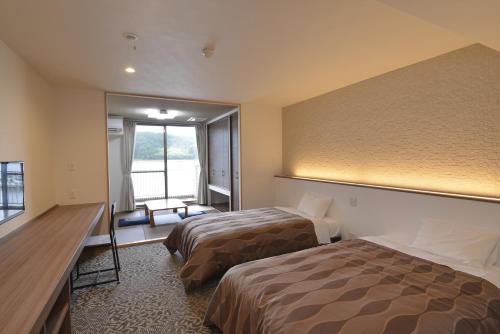 Habitación de hotel con 2 camas y ventana en The Gran Resort Mikatagoko, en Mihama