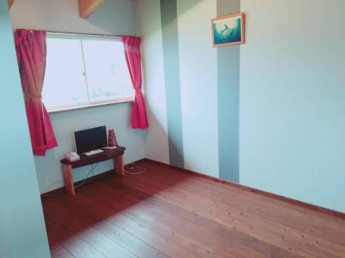 龍鄉町的住宿－hanon～波音～，一间空房间,设有窗户和木地板
