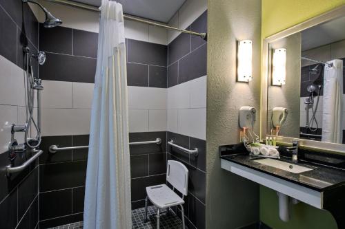 y baño con lavabo, aseo y ducha. en Holiday Inn Express & Suites Carlisle, an IHG Hotel, en Carlisle