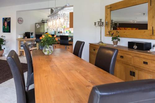 a dining room with a wooden table and chairs at Schönste Lage am Rhein in unmittelbarer Stadtnähe, B & B in Cologne