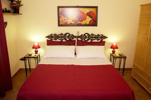 カターニアにあるKatane337のベッドルーム1室(赤い大型ベッド1台、サイドテーブル2台付)