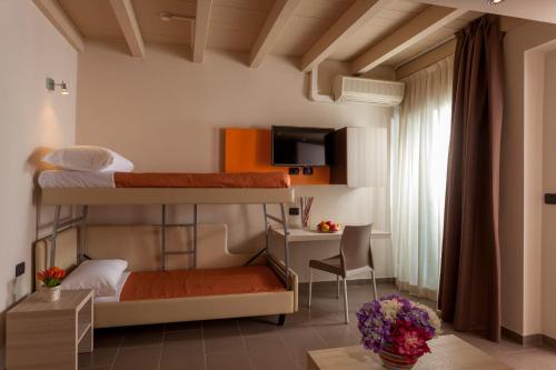 Katil dua tingkat atau katil-katil dua tingkat dalam bilik di Hotel Aurora Mare