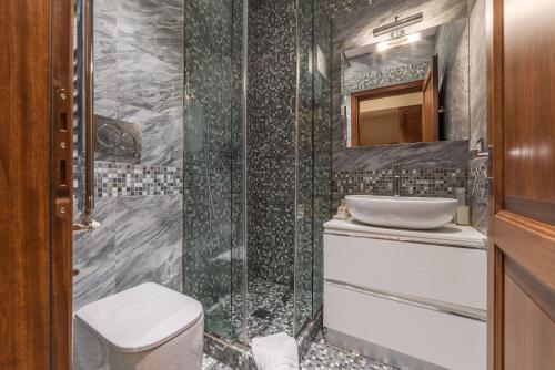 Ett badrum på 900 Apartments Lazio, Emilia & La Corte