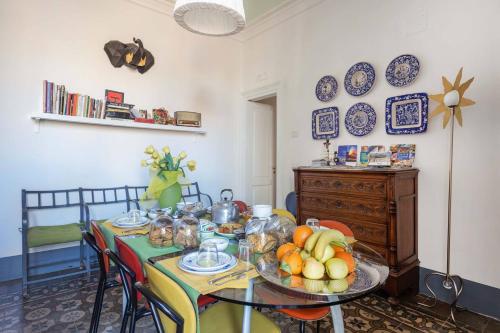 - une salle à manger avec une table et des fruits dans l'établissement Trìcora Sicilian B&B, à Catane