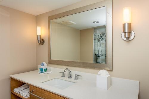 W łazience znajduje się umywalka i lustro. w obiekcie Holiday Inn Express and Suites La Jolla - Windansea Beach, and IHG Hotel w mieście San Diego