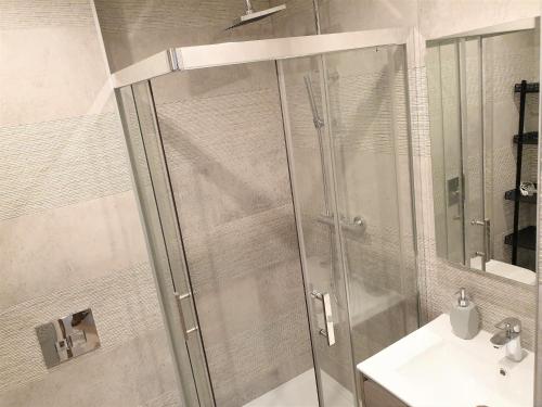 une douche avec une porte vitrée à côté d'un lavabo dans l'établissement HYPERCENTRE/LAMARTINE APPART 309, à Nice