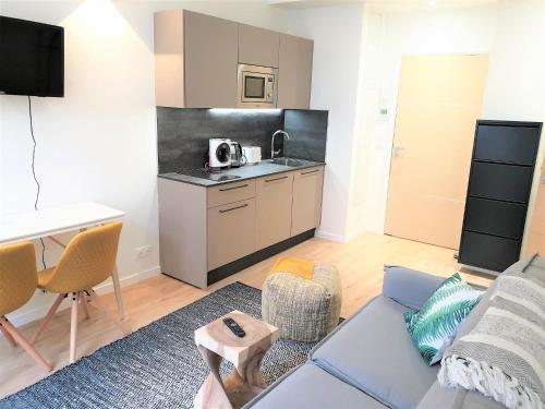 un salon avec un canapé et une cuisine dans l'établissement HYPERCENTRE/LAMARTINE APPART 309, à Nice