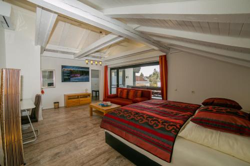 1 dormitorio con 1 cama y 1 sofá en Hotel Brandl, en Bad Wörishofen