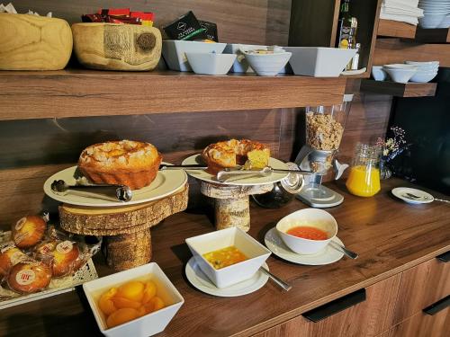 una mesa con platos de comida en un estante en Hotel Pensua Punta del Este, en Carballo