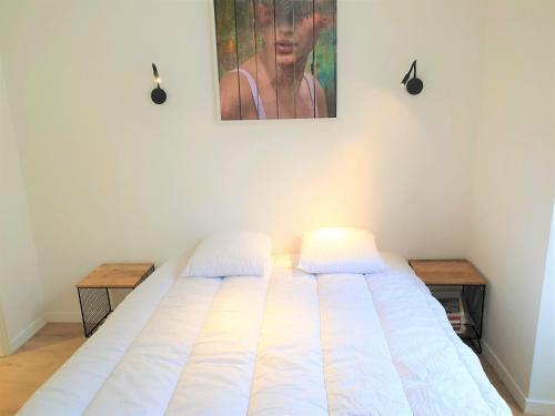 Ce lit se trouve dans un dortoir doté de 2 tables et d'un tableau. dans l'établissement HYPERCENTRE/LAMARTINE APPART 309, à Nice