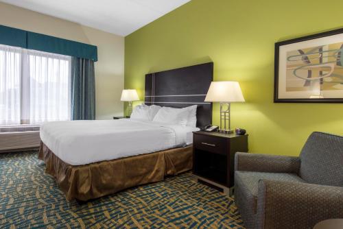 Tempat tidur dalam kamar di Holiday Inn Savannah South - I-95 Gateway, an IHG Hotel