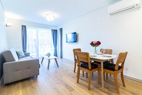 Ruang duduk di HolidayPlus Multiple Apartments, By Cohost