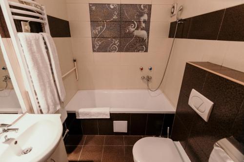 
A bathroom at Tisza Hotel
