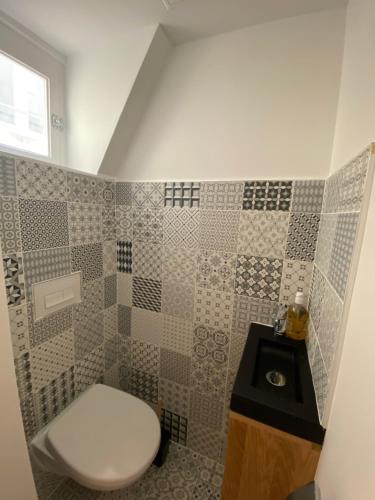 une salle de bain avec toilettes et lavabo dans l'établissement Le Loft Saint Rémi, à Bordeaux