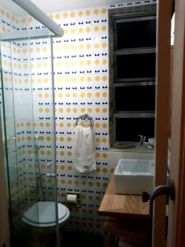 Bathroom sa Apartamento TOP em Copacabana na quadra da praia! Sol, praia e muito conforto!