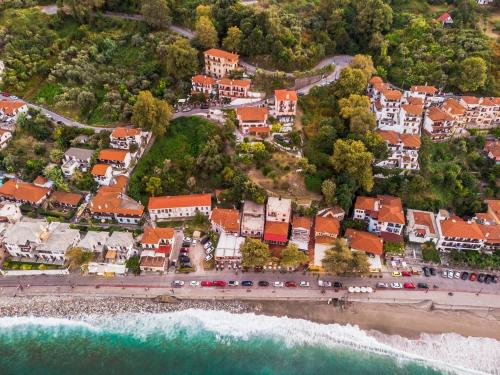 una vista aérea de una playa con casas y el océano en Opalio pilio en Agios Ioannis Pelio