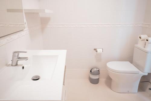 プラヤ・パライソにあるGorgeous Paraiso FREE WIFIの白いバスルーム(トイレ、シンク付)