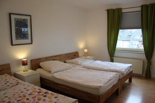 1 dormitorio con 2 camas y ventana en Dorstener Ferienwohnung, en Dorsten