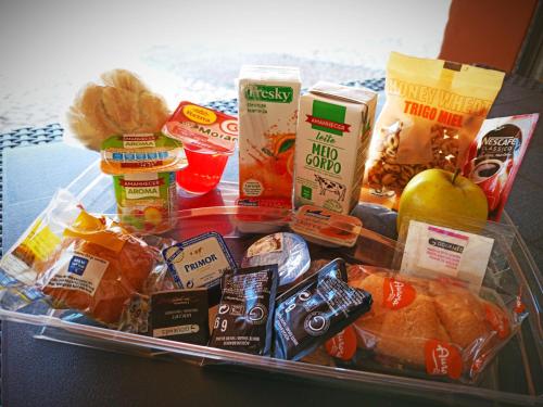 Una bandeja de plástico con un montón de alimentos diferentes. en Lakeside Country Club - Apartamentos Turísticos, en Quinta do Lago