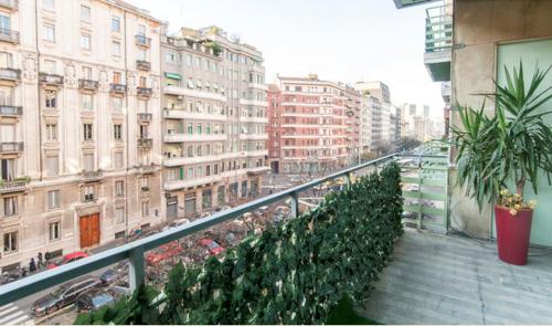 uma vista para uma cidade com edifícios e plantas numa varanda em Family Hostel Milano em Milão