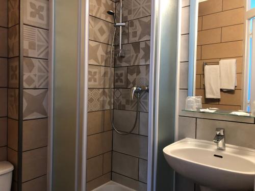 Koupelna v ubytování Hôtel Triotel