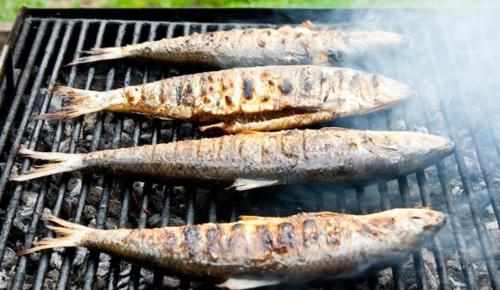 un grupo de pescados cocinando en una parrilla en Parus Hotel, en Kemer