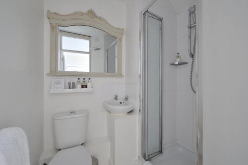 uma casa de banho com um chuveiro, um WC e um lavatório. em Abbey Rise bed and breakfast em Bath