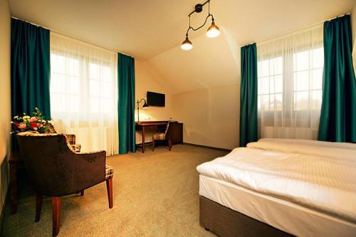 Säng eller sängar i ett rum på Hotel Biesiada
