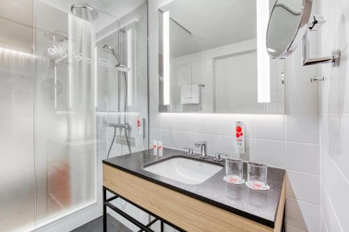 Bathroom sa IntercityHotel Hannover Hauptbahnhof-Ost