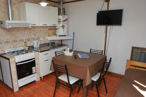 Köök või kööginurk majutusasutuses Cabañas del Arroyo Calafate (CRyPPSC)