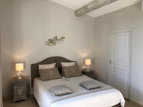 La Chapelle في أورانج: غرفة نوم مع سرير مع مواقف ليلتين ومصباحين