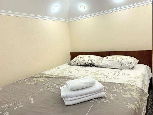 Łóżko lub łóżka w pokoju w obiekcie Lanzheronovskaya street