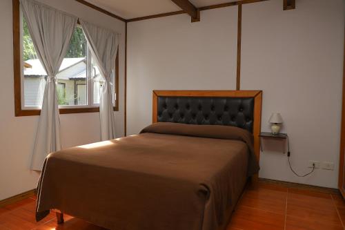 Кровать или кровати в номере Cabañas del Arroyo Calafate (CRyPPSC)