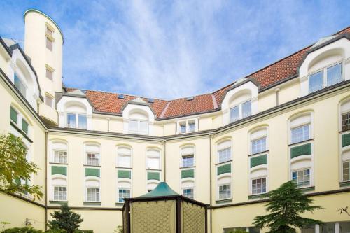 ein großes weißes Gebäude mit rotem Dach in der Unterkunft Hotel Essener Hof; Sure Hotel Collection by Best Western in Essen