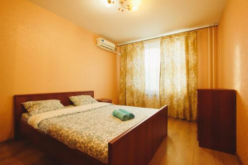 モスクワにあるKvartiraSvobodna - Apartments Park Gorkyのベッドルーム1室(緑の枕が付いたベッド1台付)