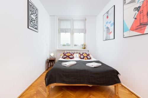 sypialnia z łóżkiem z 2 poduszkami w obiekcie Apartments Warsaw Niska by Renters w Warszawie