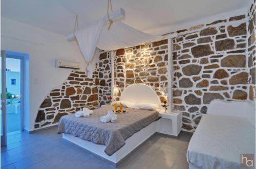 A bed or beds in a room at Adamas Hotel