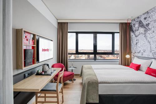 a hotel room with a bed and a desk at IntercityHotel Hannover Hauptbahnhof-Ost in Hannover