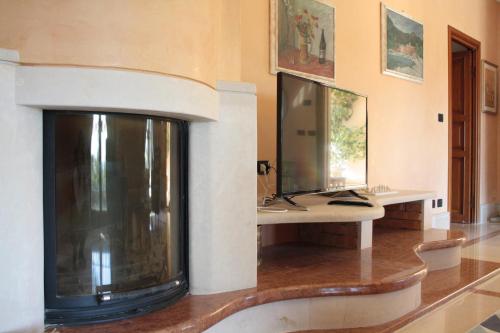 シラクーサにあるVilla Grazia Tremmiliaのリビングルーム(暖炉、テレビ付)