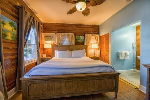 a bedroom with a bed and a ceiling fan at Seascape Tropical Inn in Key West