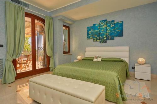 シラクーサにあるVilla Grazia Tremmiliaのベッドルーム(緑のベッド1台、椅子付)