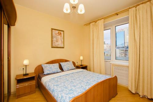 モスクワにあるKvartiraSvobodna - Апартаменты на Смоленской до 4 человекのベッドルーム(ベッド1台、窓付)