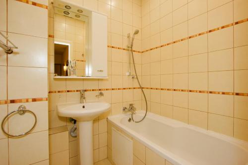 モスクワにあるKvartiraSvobodna - Апартаменты на Смоленской до 4 человекのバスルーム(洗面台、トイレ、バスタブ付)