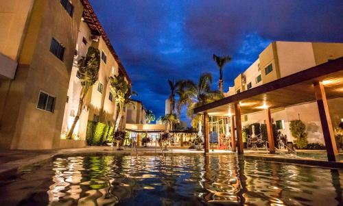 uma piscina no meio de um edifício à noite em Hotel Morada do Sol em Caldas Novas