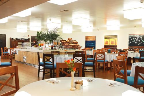 利马圣奥古斯丁独家酒店的一间带桌椅的餐厅和一间餐厅