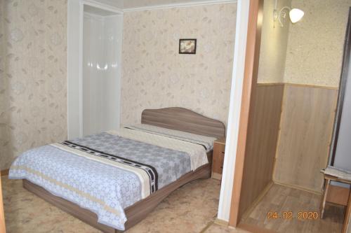 una piccola camera con un letto in una stanza di 1 комнатные апартаменты на Абая 134 a Kökşetaw